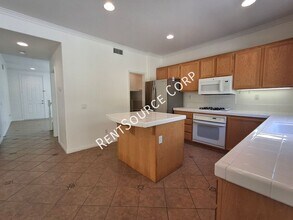 24339 Alyssum Pl in Valencia, CA - Foto de edificio - Building Photo