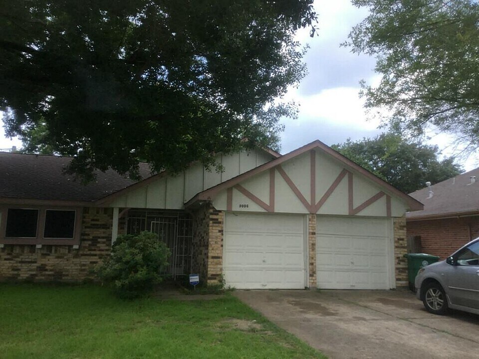 9006 S Dairy Ashford Rd in Houston, TX - Building Photo