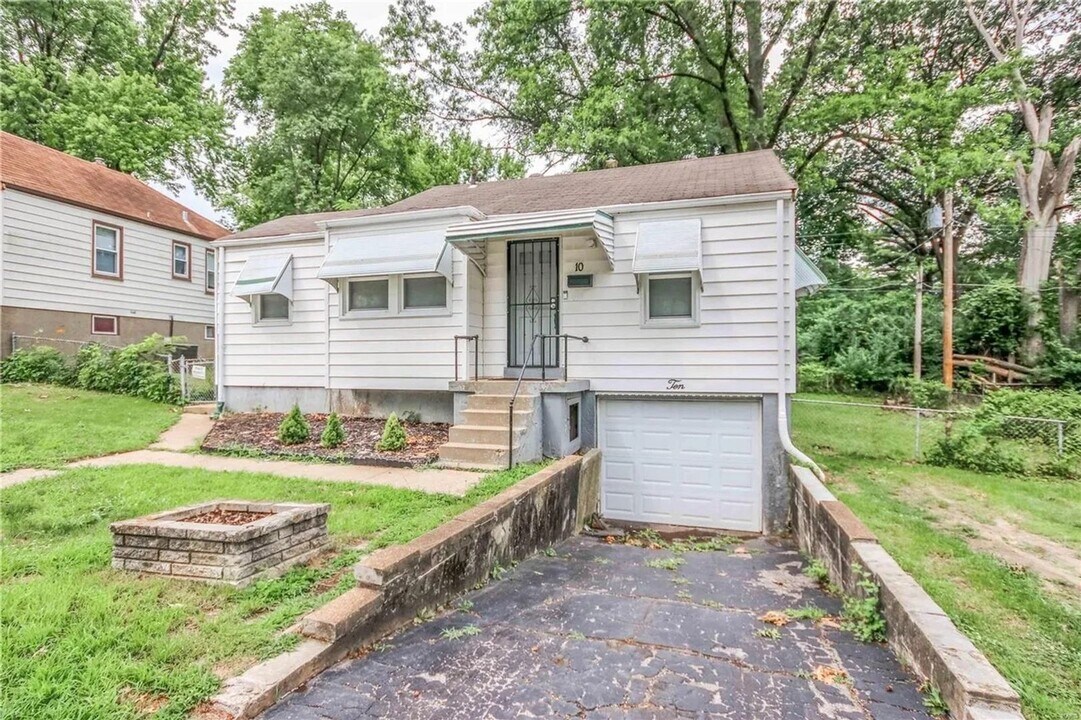 10 Lamar Dr in Jennings, MO - Building Photo