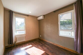 43-28 160th St in Queens, NY - Foto de edificio - Building Photo
