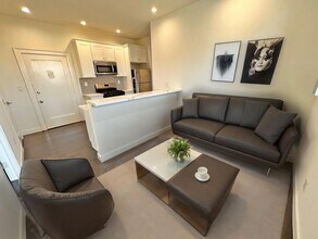 2801 San Marino St in Los Angeles, CA - Foto de edificio - Building Photo