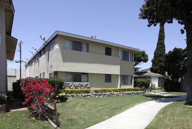 133 S Princeton Ave in Fullerton, CA - Foto de edificio - Building Photo