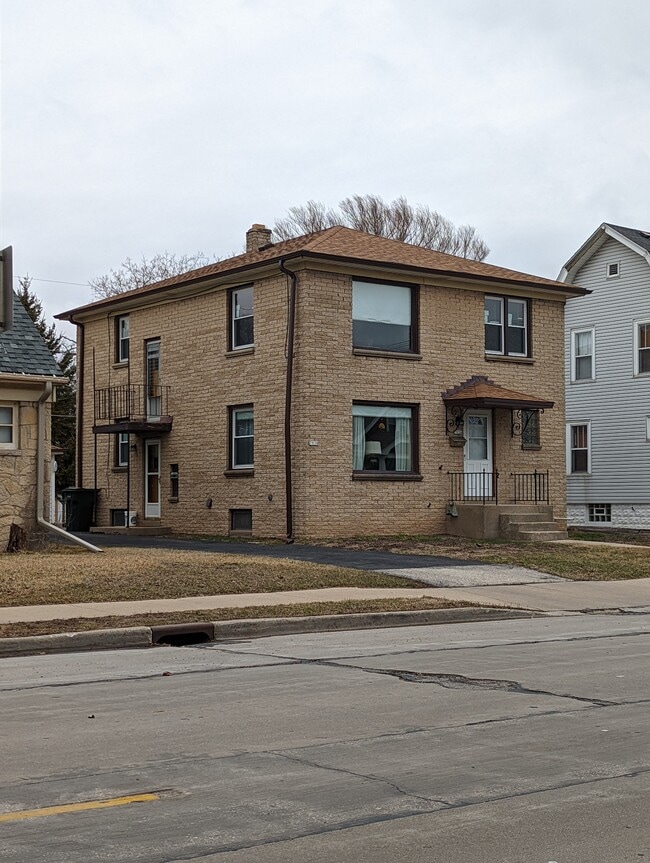 7936 W Becher St, Unit Upper