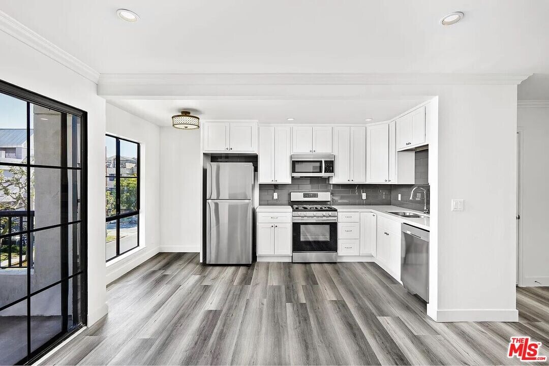 909 Croft Ave in Los Angeles, CA - Building Photo