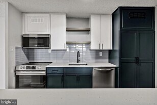 1500 Locust St, Unit 1B-3806 in Philadelphia, PA - Building Photo