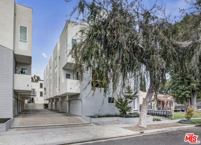 10907 Otsego St in Los Angeles, CA - Building Photo - Building Photo