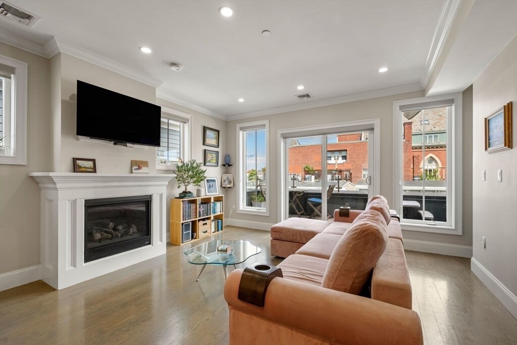 205 W 8th St in Boston, MA - Building Photo