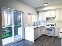 Iris Apts 6B3.5B is Now Leasing! in Seattle, WA - Foto de edificio - Building Photo