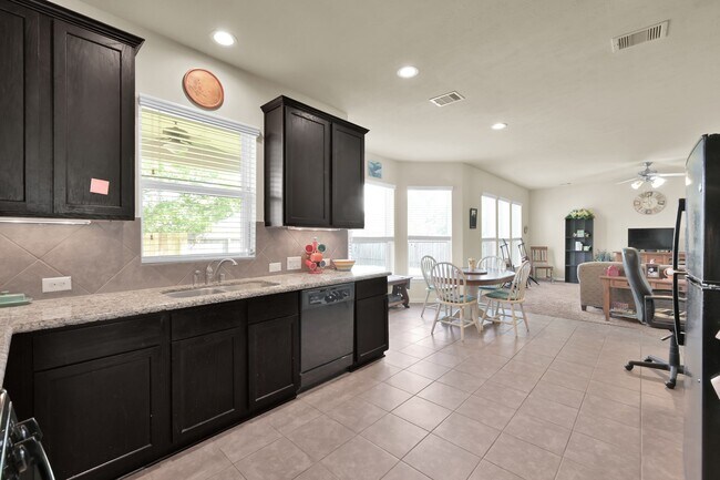 241 Lake Estates Dr in Montgomery, TX - Building Photo - Building Photo