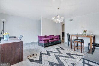 968 Sexton Dr in Stone Mountain, GA - Foto de edificio - Building Photo