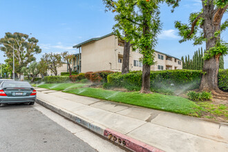 10636 Woodley Ave in Granada Hills, CA - Building Photo - Building Photo