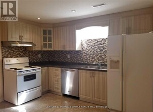 5689 Sidmouth St in Mississauga, ON - Building Photo - Building Photo
