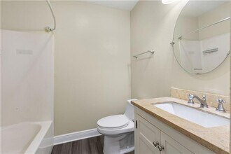 4800 Pontchartrain Dr, Unit 13 in Slidell, LA - Foto de edificio - Building Photo