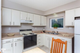 1526 Medfra St in Anchorage, AK - Building Photo - Building Photo