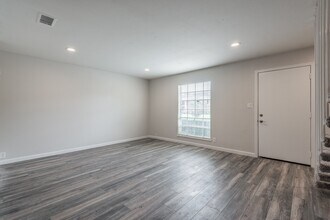 2121 Fountain View Dr in Houston, TX - Building Photo - Building Photo