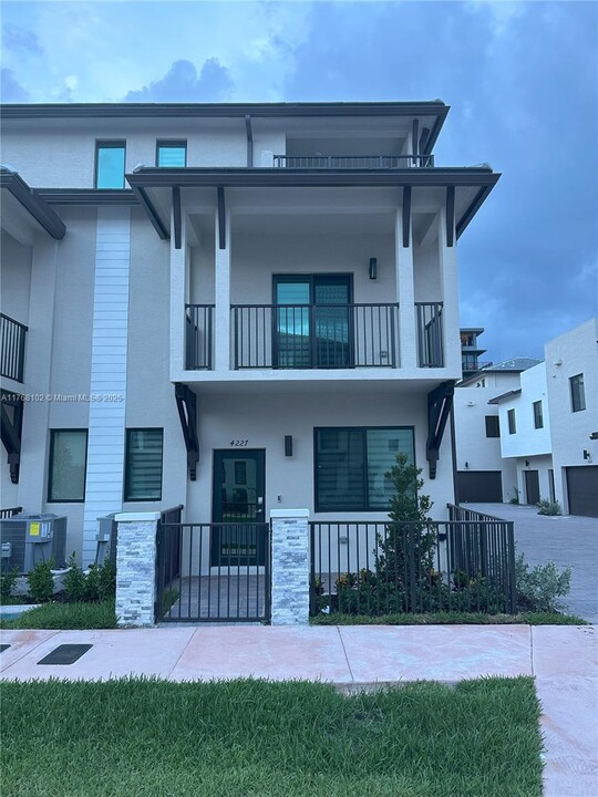 4227 NW 83rd Path in Doral, FL - Building Photo