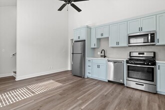 1327 N Bronough St, Unit 2 in Tallahassee, FL - Building Photo - Building Photo