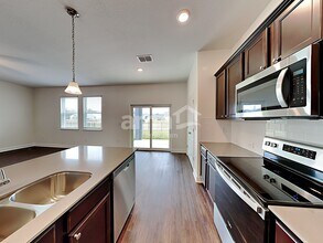 33959 Night Lily Dr in Zephyrhills, FL - Building Photo - Building Photo