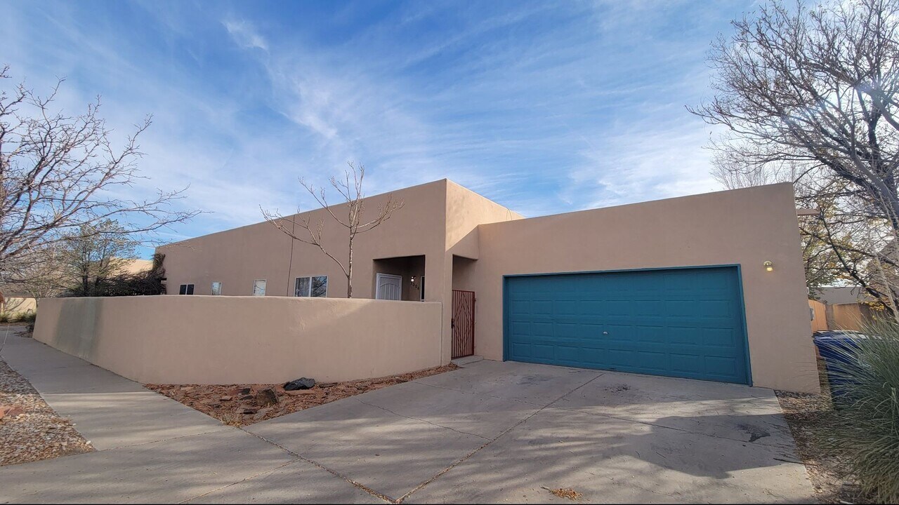 3004 Tomas Ct NW in Los Ranchos de Albuquerque, NM - Building Photo