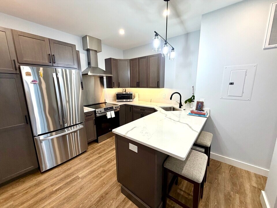 21 Summer St in Natick, MA - Building Photo