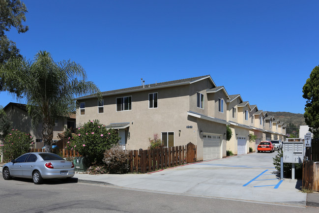 1242 Persimmon Ave in El Cajon, CA - Foto de edificio - Building Photo