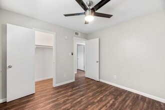 935 Byrne St, Unit B04 in Houston, TX - Building Photo - Building Photo