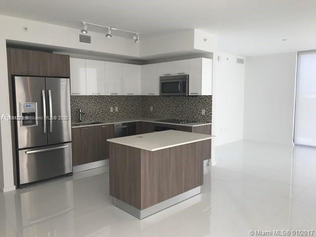 5300 NW 85th Ave in Doral, FL - Building Photo