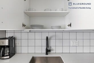 61 W Erie St in Chicago, IL - Building Photo - Building Photo