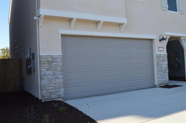 263 Shafer Ave in Merced, CA - Foto de edificio - Building Photo