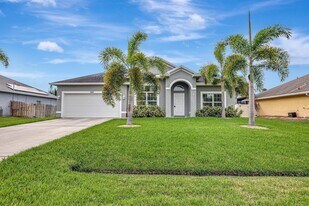 348 SW Millard Dr in Port St. Lucie, FL - Building Photo
