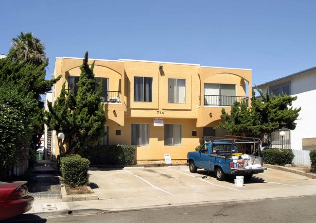 Sapphire Apartments in Pacific Beach, CA - Building Photo - Building Photo