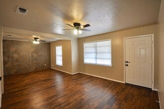 1315 W Ball St in Weatherford, TX - Foto de edificio - Building Photo