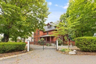 2 Rangeley Rd in Winchester, MA - Building Photo - Building Photo