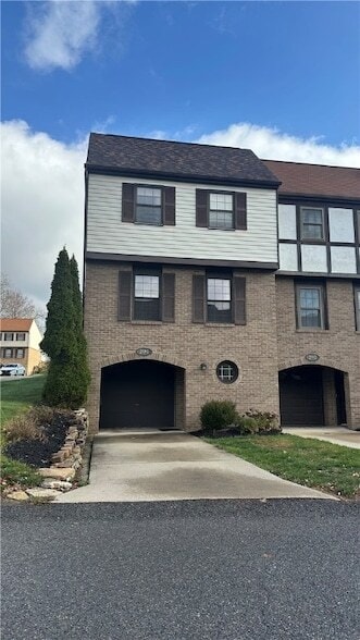 201 Kendall Ln in Bethel Park, PA - Building Photo