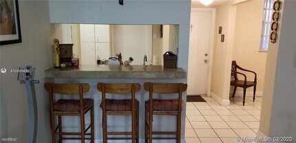 14175 SW 87th St in Miami, FL - Foto de edificio - Building Photo