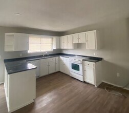 10047 S Fairview Dr in Oklahoma City, OK - Foto de edificio - Building Photo