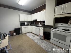 22 Littell Rd, Unit 3 in Brookline, MA - Foto de edificio - Building Photo