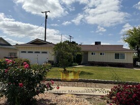 233 E Lois Ave in Tulare, CA - Building Photo