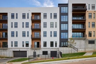 Parallel in Omaha, NE - Foto de edificio - Building Photo