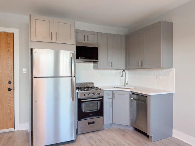 378 Hazel Ave, Unit C5 in Glencoe, IL - Building Photo - Building Photo