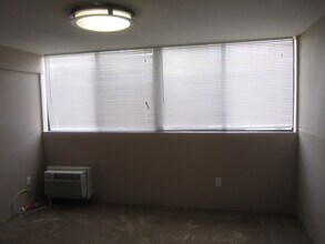 2860 Waialae Ave in Honolulu, HI - Building Photo - Building Photo