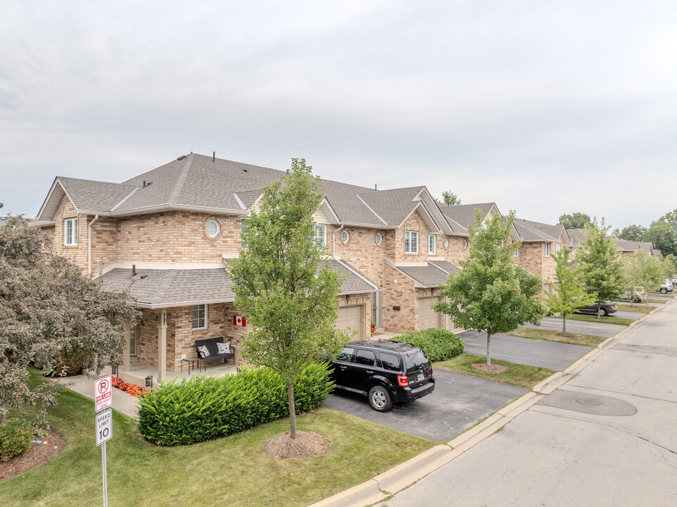 Meadow Woods in Burlington, ON - Building Photo