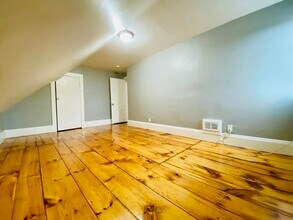 18 Montvale Ave, Unit 2 in Stoneham, MA - Foto de edificio - Building Photo