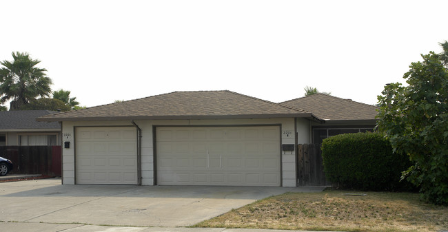 2201 Manzanita Way in Antioch, CA - Foto de edificio - Building Photo