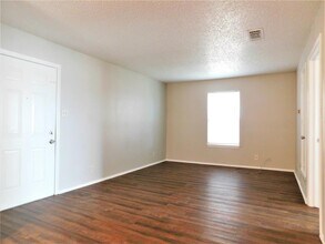 2511 W Prairie St-Unit -2 in Denton, TX - Foto de edificio - Building Photo