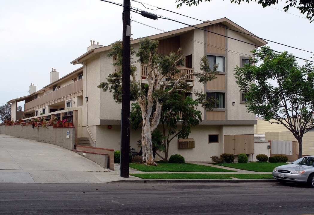 512 W Imperial Ave in El Segundo, CA - Building Photo