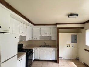1002 Avalon Ln in Anderson, IN - Foto de edificio - Building Photo