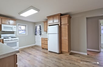 610 Lagoon Terrace in Round Lake Beach, IL - Building Photo - Building Photo