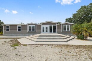 10850 Cozarts Chalet Dr in Gibsonton, FL - Building Photo
