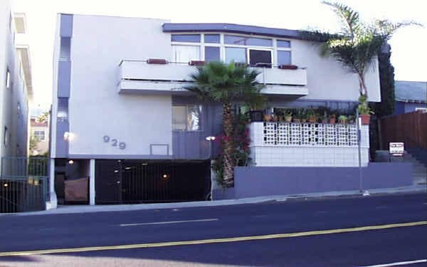 929 N San Vicente Blvd in Los Angeles, CA - Building Photo